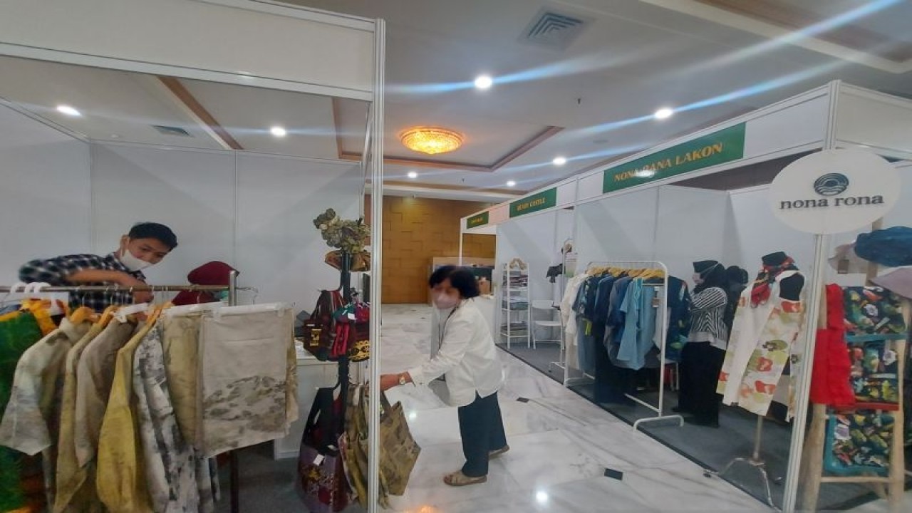 Pengunjung melihat produk UMKM yang dipamerkan pada acara "ASN Serbu Lokal Keren" di lobby Kementerian Koperasi dan UKM Jakarta, Selasa (15/11/2022). (ANTARA/Aditya Ramadhan)