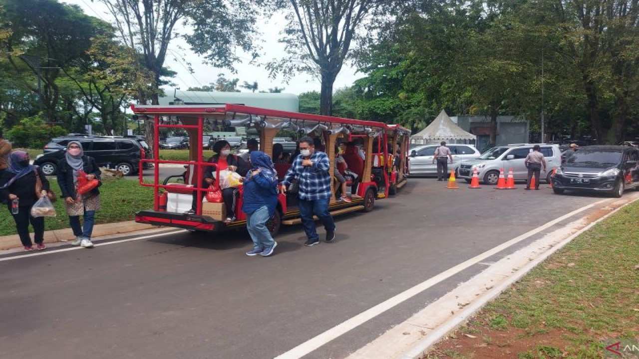 Pengunjung menaiki bus keliling bertenaga listrik di Taman Mini Indonesia Indah, Jakarta, Minggu (20/11/2022). ANTARA/Yogi Rachman