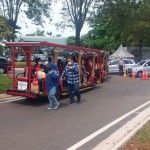 Pengunjung menaiki bus keliling bertenaga listrik di Taman Mini Indonesia Indah, Jakarta, Minggu (20/11/2022). ANTARA/Yogi Rachman-1668924261