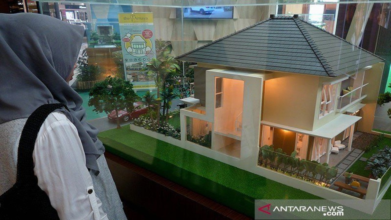 Ilustrasi - Seorang pengunjung mengamati sebuah miniatur rumah saat pameran perumahan Real Estate. ANTARA FOTO/R Rekotomo/kye. (ANTARA FOTO/R REKOTOMO)