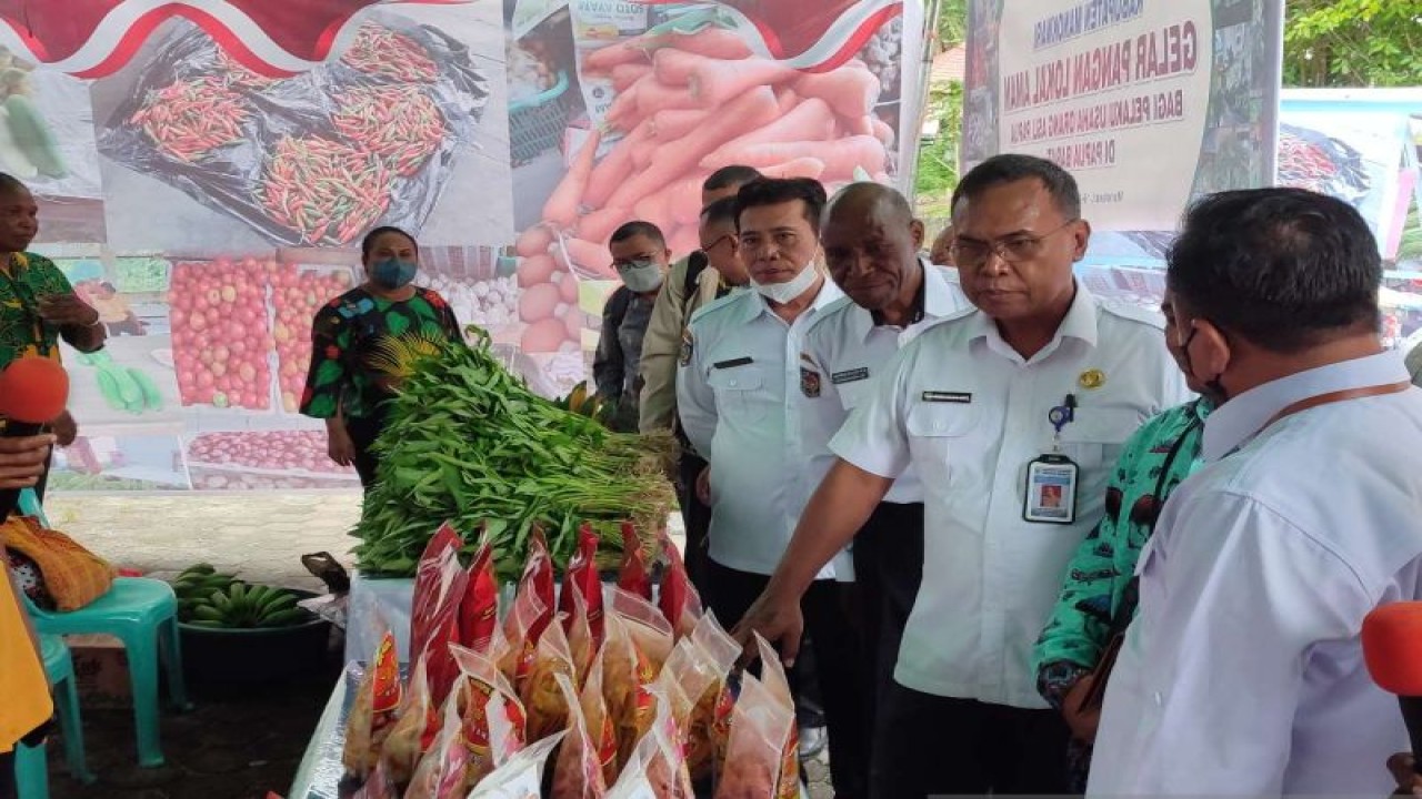Pengunjung yang mendatangi stand pangan lokal Kabupaten dan kota di Papua Barat (ANTARA/Tri Adi Santoso)