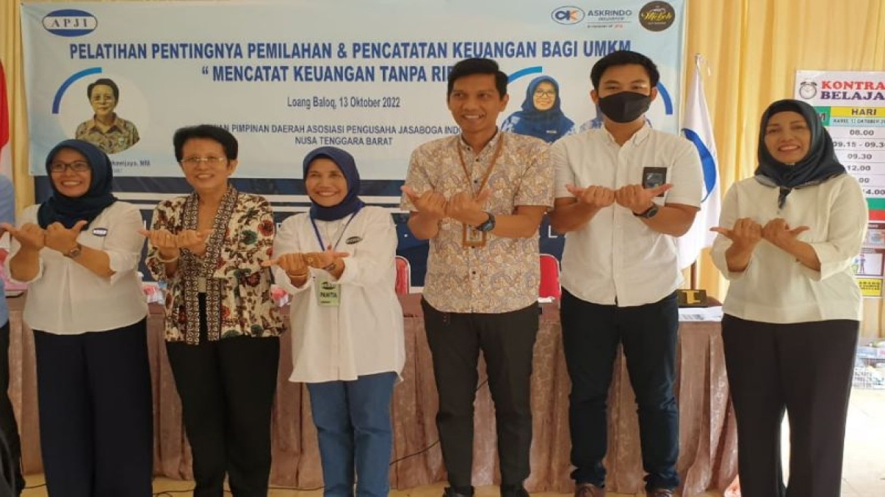 Jajaran Askrindo Mataram bersama pengurus Asosiasi Pengusaha Jasa Boga Indonesia (APJI) NTB dalam pelatihan bagi pelaku usaha mikro kecil menengah jasa boga. (ANTARA/HO-Askrindo)