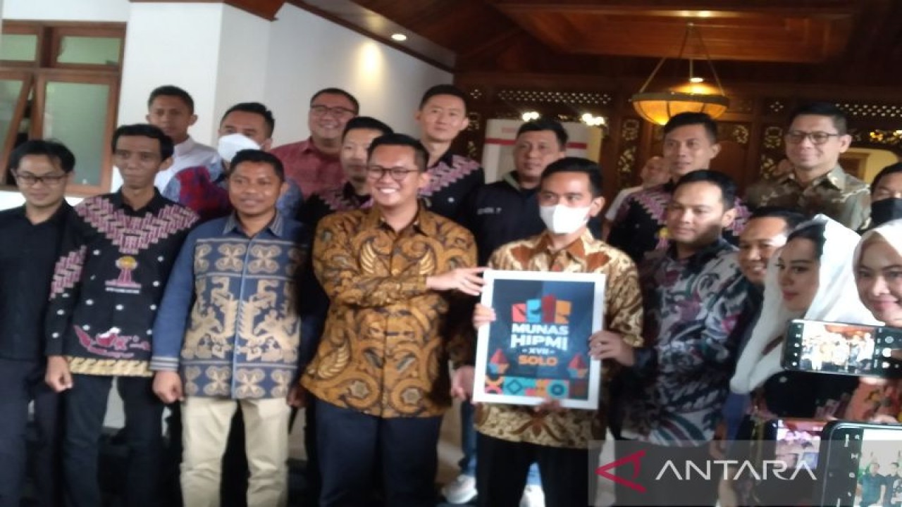 Pengurus Hipmi bersama Wali Kota Surakarta Gibran Rakabuming di Solo, Senin (14/11/2022). ANTARA/Aris Wasita
