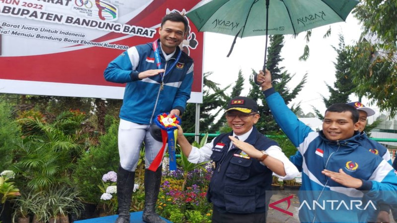 Penjabat Bupati Bekasi Dani Ramdan bersama atlet berkuda penyumbang medali emas bagi Kontingen Kabupaten Bekasi pada ajang Pekan Olahraga Provinsi XIV Jawa Barat di arena berkuda Denvakud Kabupaten Bandung Barat, Minggu. (ANTARA/HO-Humas KONI Kabupaten Bekasi).