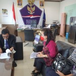 Penjabat Bupati Sangihe Rinny Tamuntuan saat menyerahkan proposal bantuan kepada BNPB. ANTARA/HO-Pemkab Sangihe-1668156875