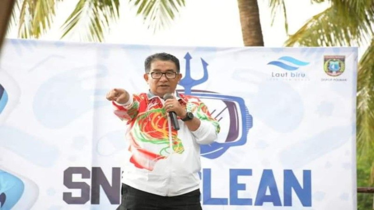 Penjabat Gubernur Sulbar Akmal Malik saat mengunjungi wisata pantai Labuang Desa Laliko Kecamatan Campalagian Kabupaten Polman, Rabu (09/11/2022) ANTARA Foto/ M Faisal Hanapi