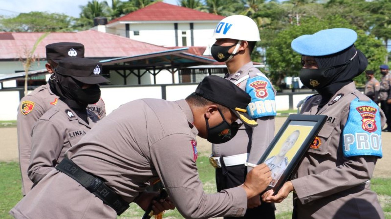 Penulisan PTDH oleh Kepala Polres SBT, AKBP Agus Nugroho, saat upacara pemecatan pada foto terhukum, di Maluku, Selasa. ANTARA/HO-Polres SBT