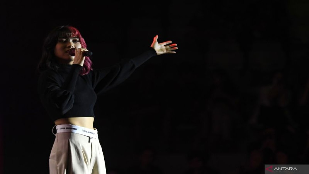 Penyanyi Isyana Sarasvati melantunkan lagu dalam Berdendang Bergoyang Festival di Istora Gelora Bung Karno (GBK), Senayan, Jakarta, Sabtu (29/10/2022). Festival musik yang berlangsung hingga Minggu (30/10) tersebut menampilkan puluhan penyanyi dan grup musik lintas aliran di lima panggung dalam satu area Istora. ANTARA FOTO/Aditya Pradana Putra/tom.