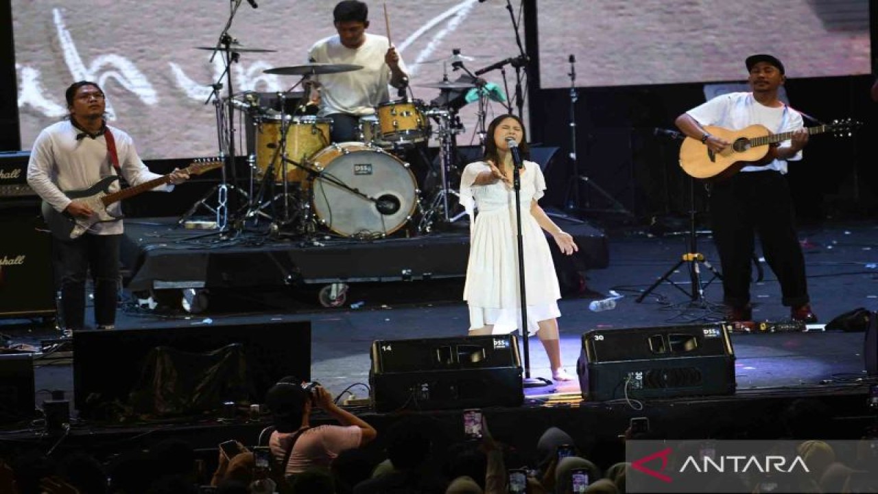 Penyanyi Nadin Amizah melantunkan lagu dalam Festival Berdendang Bergoyang di Istora Senayan, Kompleks Gelora Bung Karno (GBK), Jakarta, Sabtu (29/10/2022) (ANTARA FOTO/Aditya Pradana Putra/wsj.)