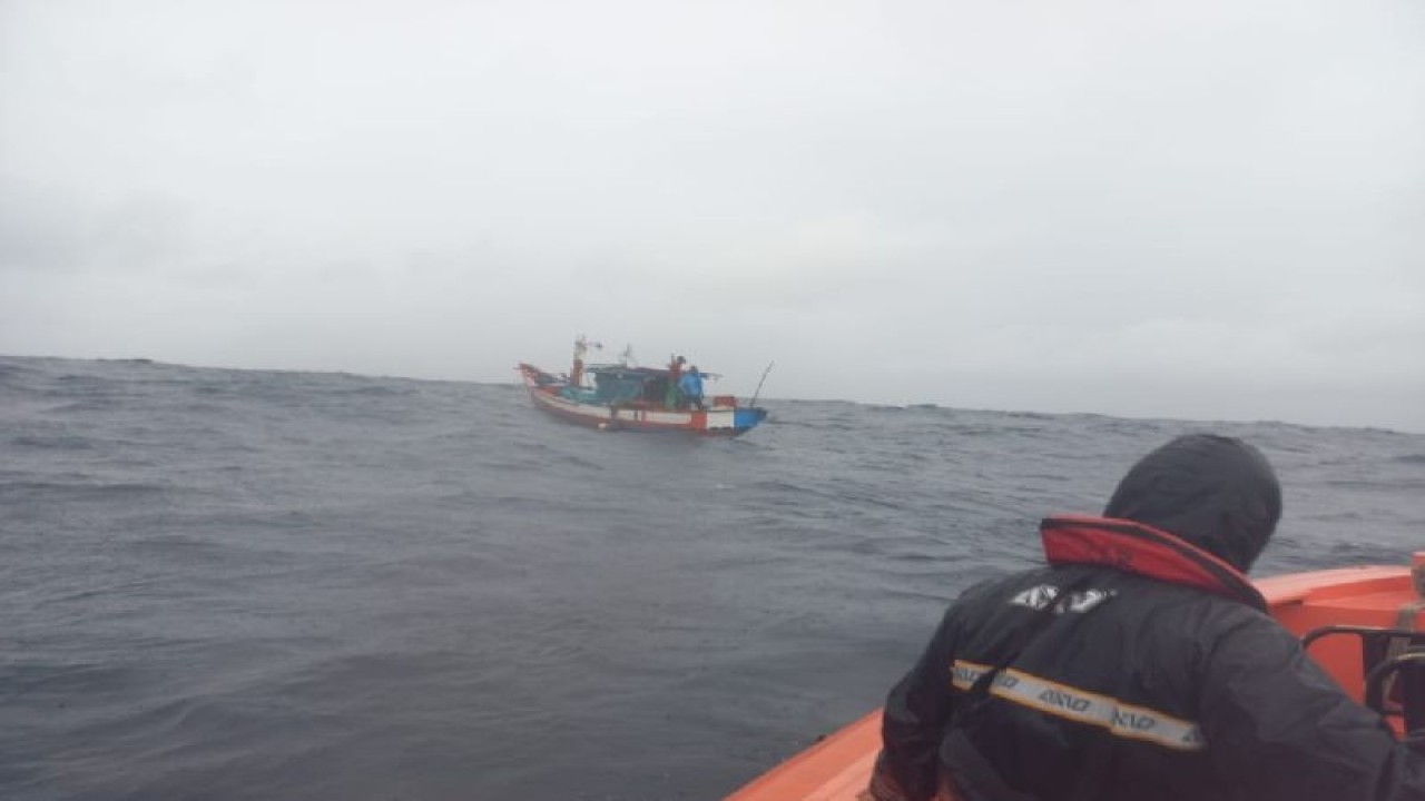 Upaya penyelamatan serta evakuasi yang dilakukan tim Basarnas Padang terhadap empat nelayan yang mengalami mati mesin pada Kamis (17/11). ANTARA/HO-BasarnasPadang