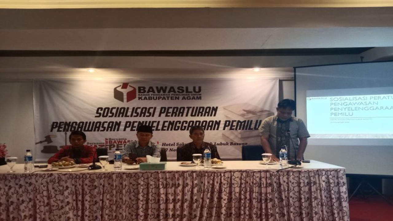 Sosialisasi peraturan pengawasan penyelenggaraan Pemilu di Hotel Sakura Syariah Lubukbasung, Kamis (17/11). (Antara/Yusrizal)