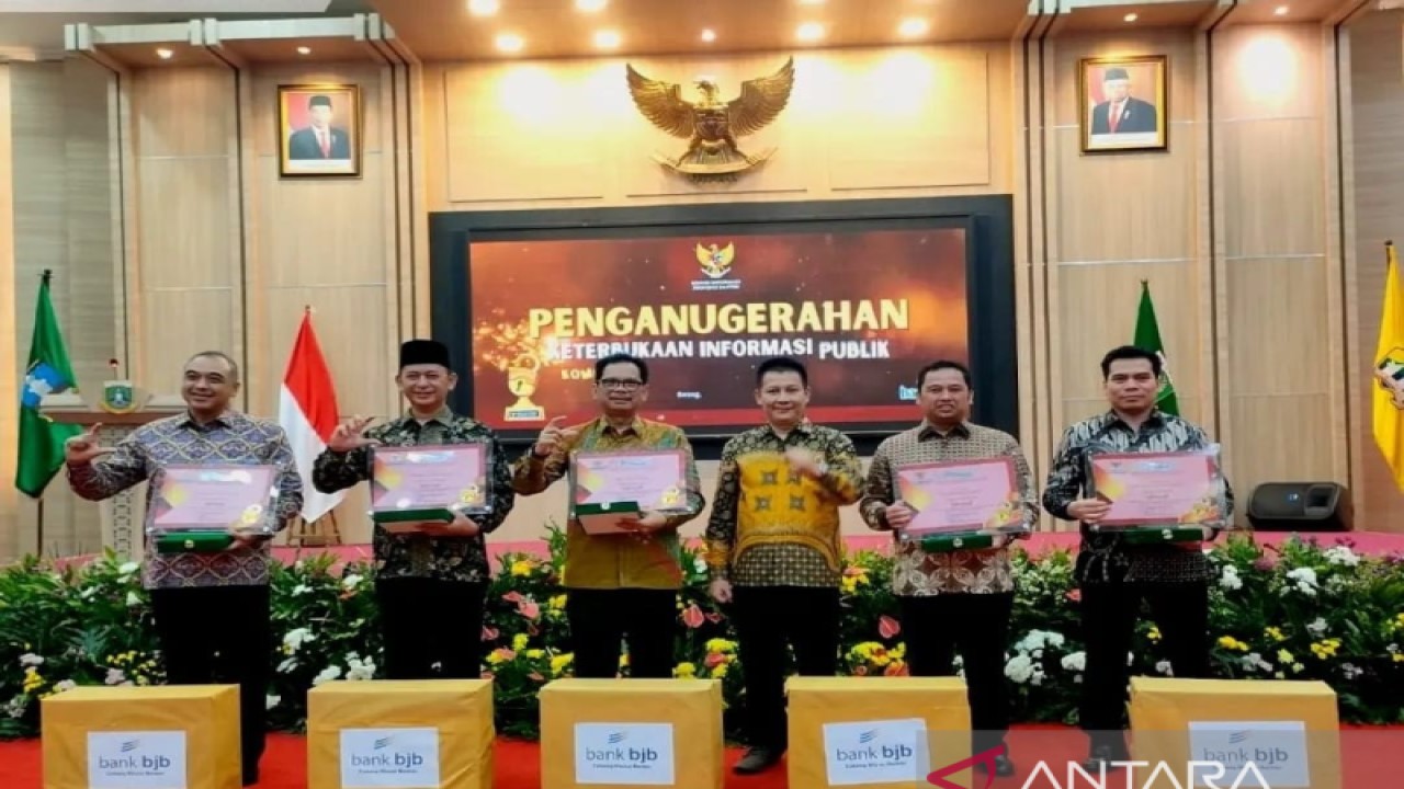 Penyerahan anugerah Badan Publik Informatif dari Komisi Informasi Provinsi Banten di Pendopo Gubernur Banten KP3B dan diterima secara langsung sejumlah pejabat diantaranya oleh Plt.Kepala Dinas Komunikasi dan Informatika Kota Tangerang Selatan, TB.Asep Nurdin, Rabu.