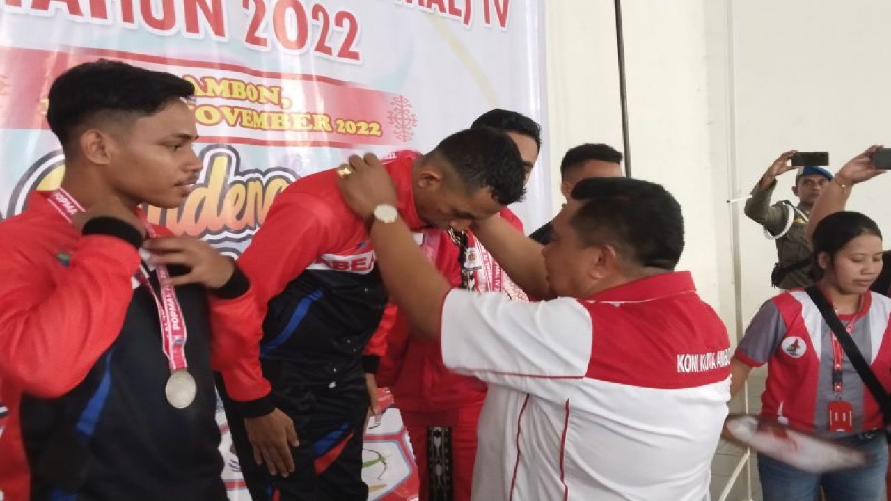 Ketua Forki Kota Ambon menyerahkan medali kepada Karateka kota Ambon dan Kabupaten Kepulauan Tanimbar yang meraih medali emas nomor kata perseorangan putra dan putri pada Pekan Olahraga Provinsi Maluku (Popmal) IV tahun 2022. ANTARA/Penina F Mayaut.