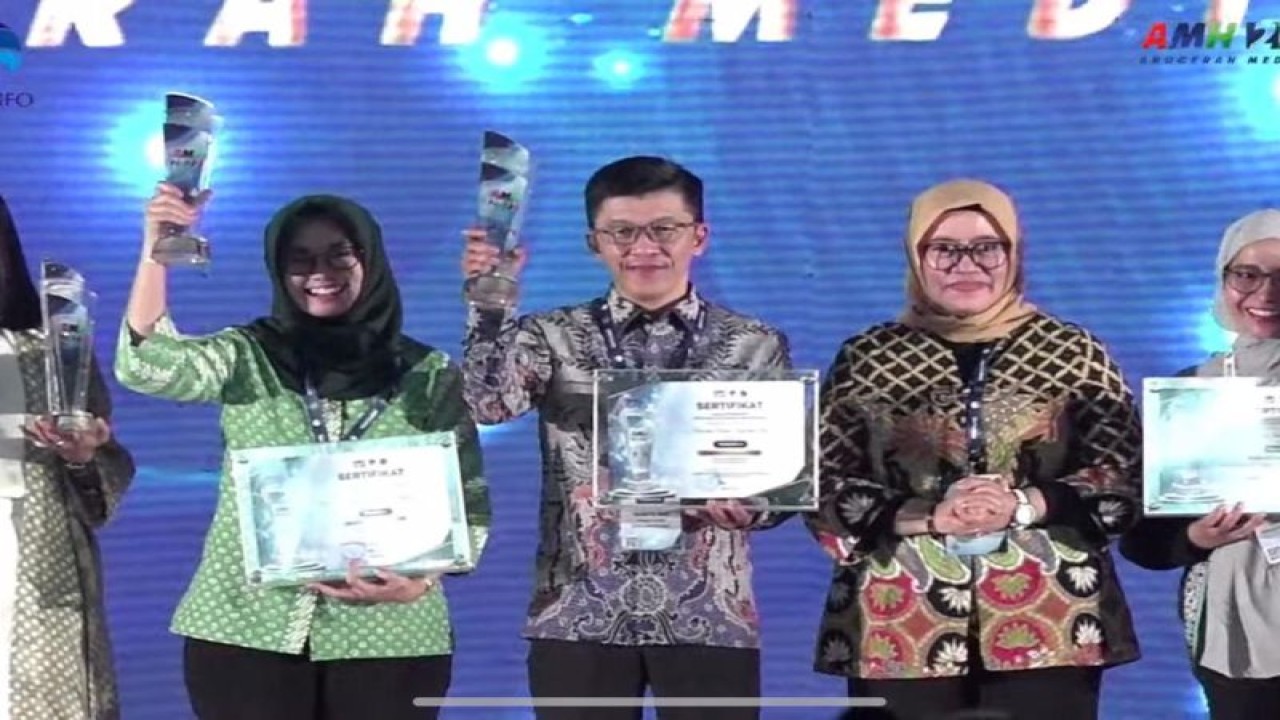 Penyerahan penghargaan Anugerah Media Humas (AMH) 2022 di Marriot Hotel, Yogyakarta, Kamis (24/11).  (ANTARA/HO-Humas Pemprov Kepri)