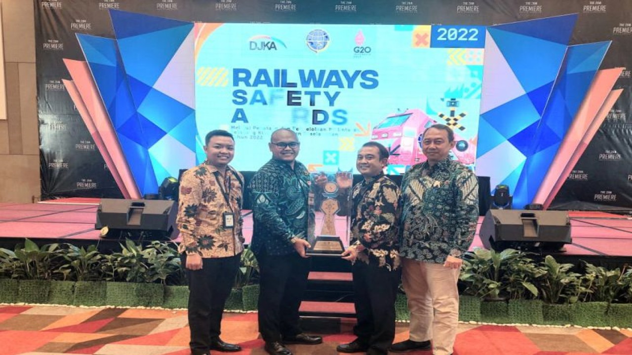 Penyerahan Penghargaan Railway Safety Awards 2022 dari Kementerian Perhubungan. (ANTARA/HO-Dok)