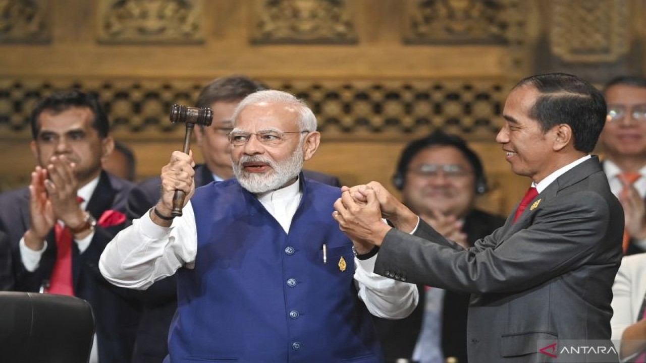 Presiden Joko Widodo (kanan) menyerahkan palu kepemimpinan G20 kepada Perdana Menteri India Narendra Damodardas Modi (kiri) pada penutupan KTT G20 Indonesia 2022 di Nusa Dua, Bali, Rabu (16/11/2022). ANTARA FOTO/Media Center G20 Indonesia/M Risyal Hidayat/nym. (ANTARA FOTO/M RISYAL HIDAYAT)