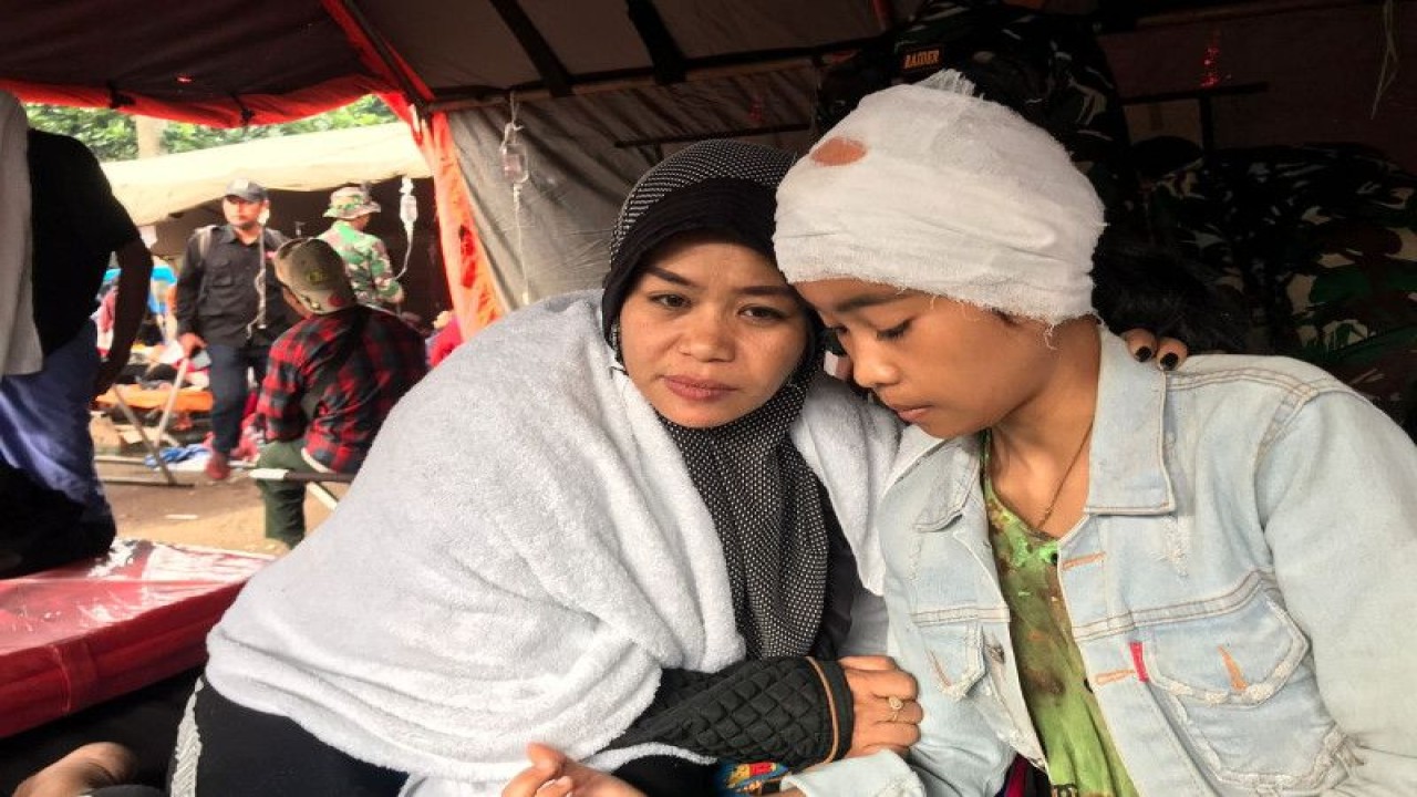 Ida Farida (kiri) menemani putrinya Siti Hamdal yang menjadi penyintas gempa magnitudo 5,6 di RSUD Sayang, Cianjur, Jawa Barat (22/11/2022). (ANTARA/Devi Nindy)