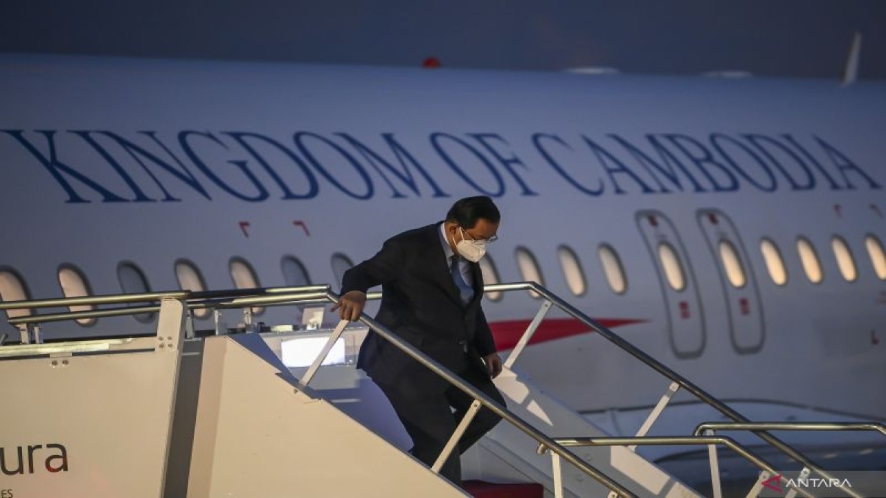 Perdana Menteri Kamboja Hun Sen berjalan menuruni anak tangga pesawat kepresidenan saat tiba di Terminal VVIP I Bandara I Gusti Ngurah Rai, Badung, Bali, Senin (14/11/2022). . ANTARA FOTO/Media Center G20 Indonesia/M Risyal Hidayat/wsj. (ANTARA FOTO/M RISYAL HIDAYAT)