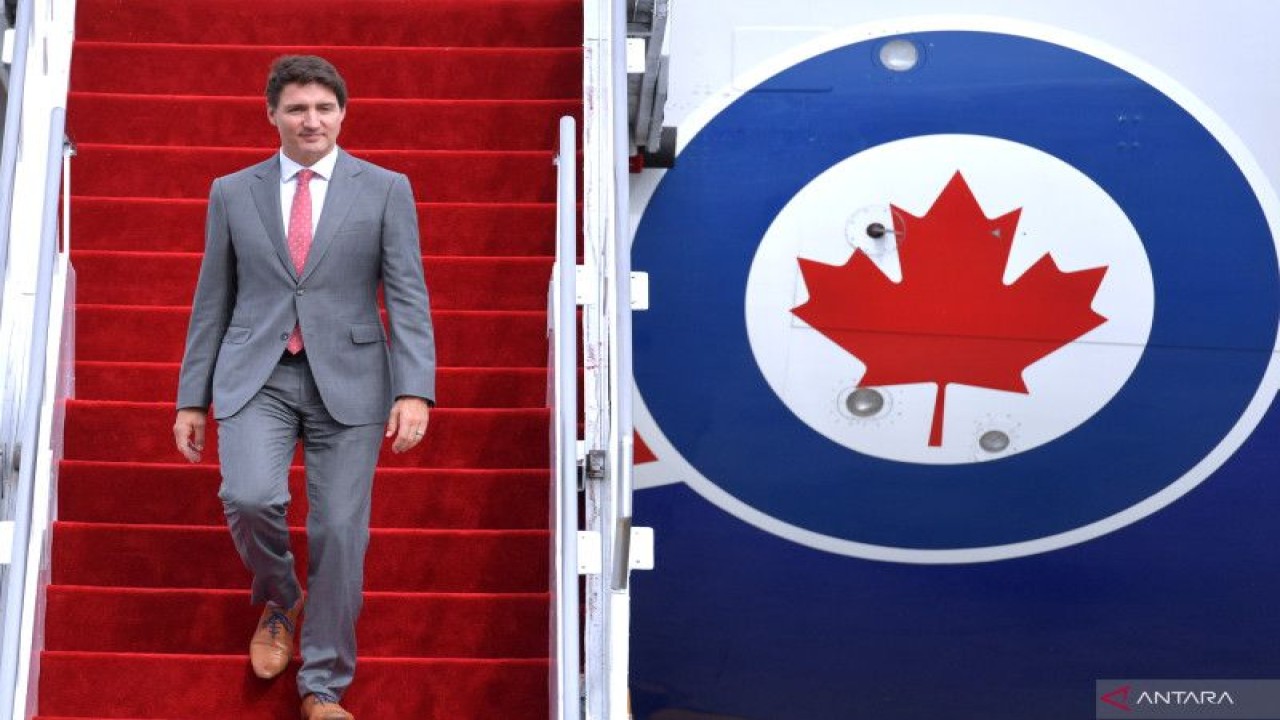 Perdana Menteri Kanada Justin Trudeau menuruni tangga pesawat udara saat tiba di Bandara I Gusti Ngurah Rai, Bali, Senin (14/11/2022). . ANTARA FOTO/Media Center G20 Indonesia/Fikri Yusuf/wsj. (ANTARA FOTO/FIKRI YUSUF)