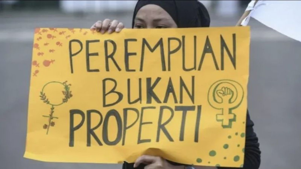 Ilustrasi - Seorang perempuan membentangkan poster saat melakukan aksi unjuk rasa menyuarakan kesetaraan gender, perlawanan atas kekerasan seksual terhadap perempuan, dan ekspoitasi perempuan. (ANTARA FOTO/Hafidz Mubarak A/foc)