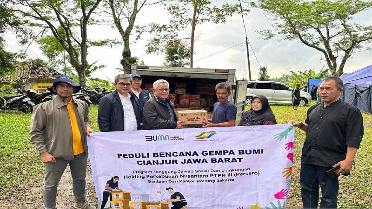 Direktur Utama Holding Perkebunan Nusantara III Persero Mohammad Abdul Ghani saat menyerahkan bantuan kepada para korban gempa Cianjur, Jawa Barat. PTPN V bersama seluruh anak perusahaan yang bernaung di bawah Holding Perkebunan Nusantara III Persero bergerak cepat membantu korban gempa Cianjur. (ANTARA/dok)