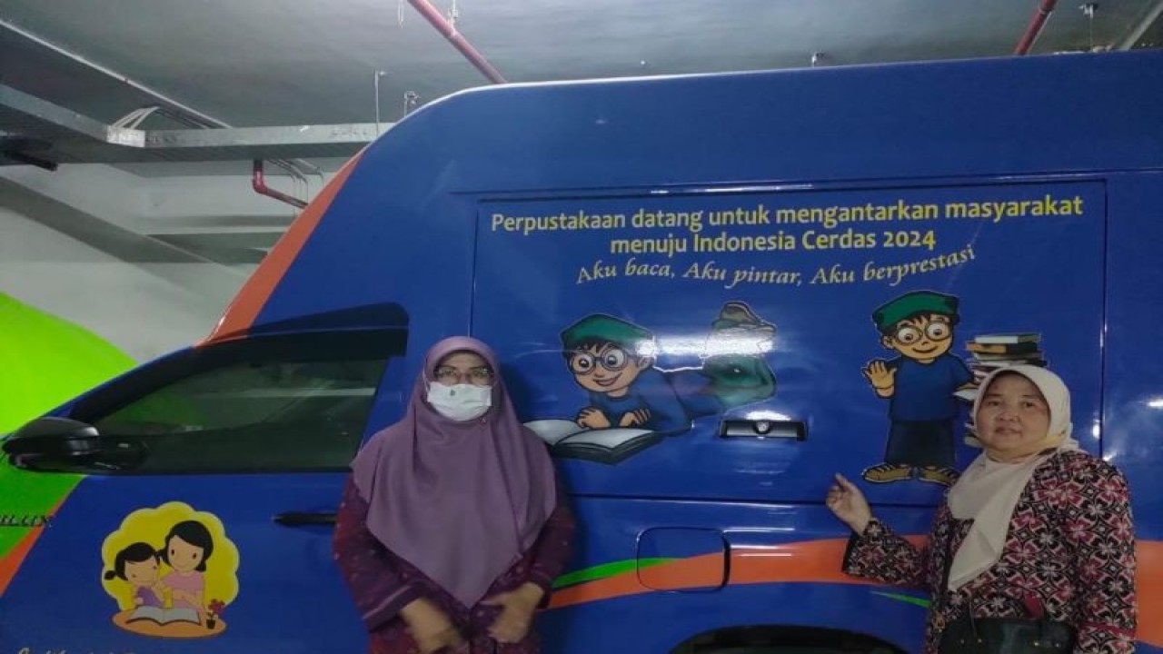 Kepala Dinas Perpustakaan dan Kearsipan Pemerintah Kota Payakumbuh Prima Yanuarita saat memperlihatkan mobil perpustakaan keliling bantuan dari Perpustakaan Nasional RI. (Antara/Istimewa)