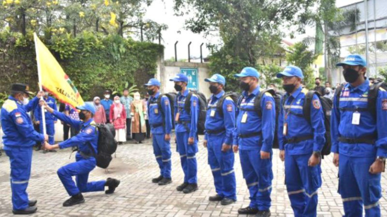 Para personel Tagana Kalsel saat diberangkatkan dari depan Kantor Dinas Sosial Kalsel di Kota Banjarmasin untuk membantu penanganan korban gempa di Cianjur Jawa Barat, Kamis (24/11/2022). ANTARA/HO