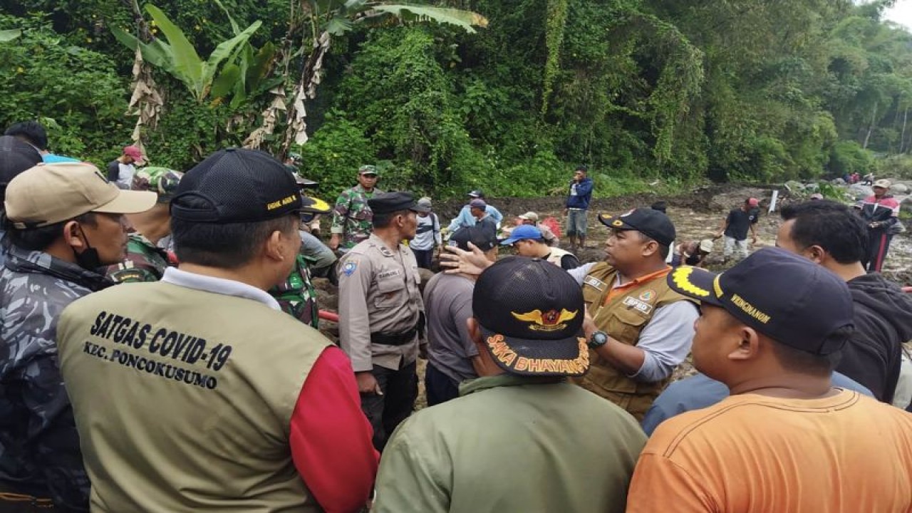 Personel BPBD Kabupaten Malang pada saat melakukan koordinasi pencarian korban tertimbun longsor di Dusun Besuki, Desa Wringinanom, Kecamatan Poncokusumo, Jawa Timur, Rabu (2/11/20220. (ANTARA/HO-BPBD Kabupaten Malang)