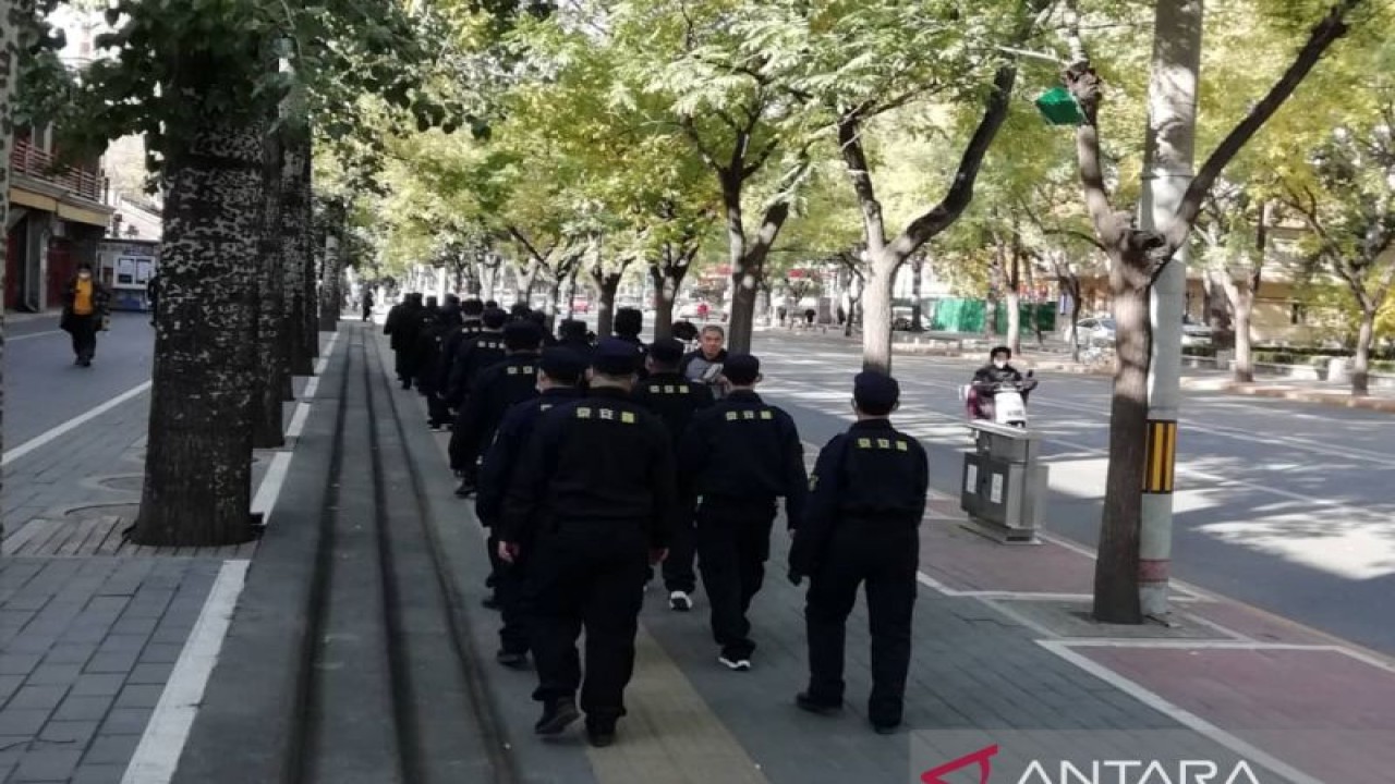 Personel keamanan swakarsa dikerahkan untuk membantu penanganan lonjakan kasus COVID-19 di Kota Beijing, China. Tampak mereka berbaris di depan Pasar Panjiayuan, Distrik Chaoyang, Minggu (20/11/2022). (ANTARA/M. Irfan Ilmie)