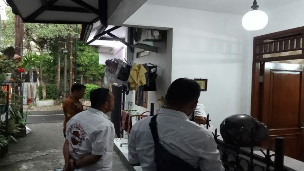 Personel Polsek Cilandak mendatangi TKP pencurian motor di Jalan Asem Dua, Cipete Selatan, Jakarta Selatan, Kamis (3/11/2022). ANTARA/HO-Polsek Cilandak