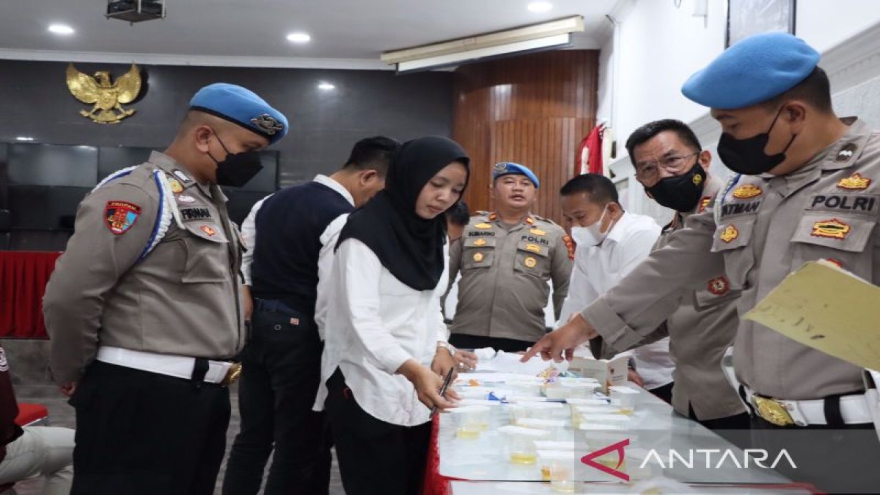 Puluhan personel Satnarkoba Polres Sukabumi Kota jalani pemeriksaan urine di Mapolres Sukabumi Kota pada Senin, (21/11/2022). Antara/Aditya Rohman