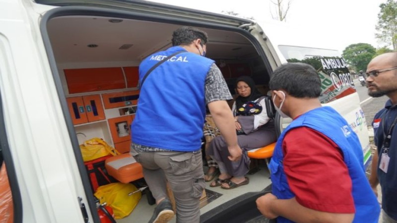 Tim Medis PT Pertamina Bina Medika – Indonesia Healthcare Corporation (Pertamedika IHC) melayani pemeriksaan kesehatan sejumlah masyarakat di Posko Pengungsian di Kampung Tunggilis Wetan, Kecamatan Pacet, Kabupaten Cianjur.  ANTARA/HO-Pertamedika IHC