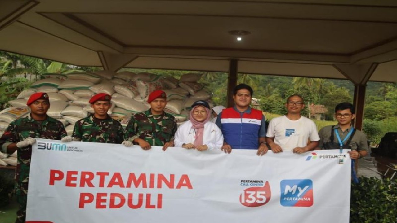 Pertamina menyerahkan bantuan beras untuk untuk keperluan dapur umum bagi korban gempa bumi di Kabupaten Cianjur, Jawa Barat. (ANTARA/HO-Pertamina)