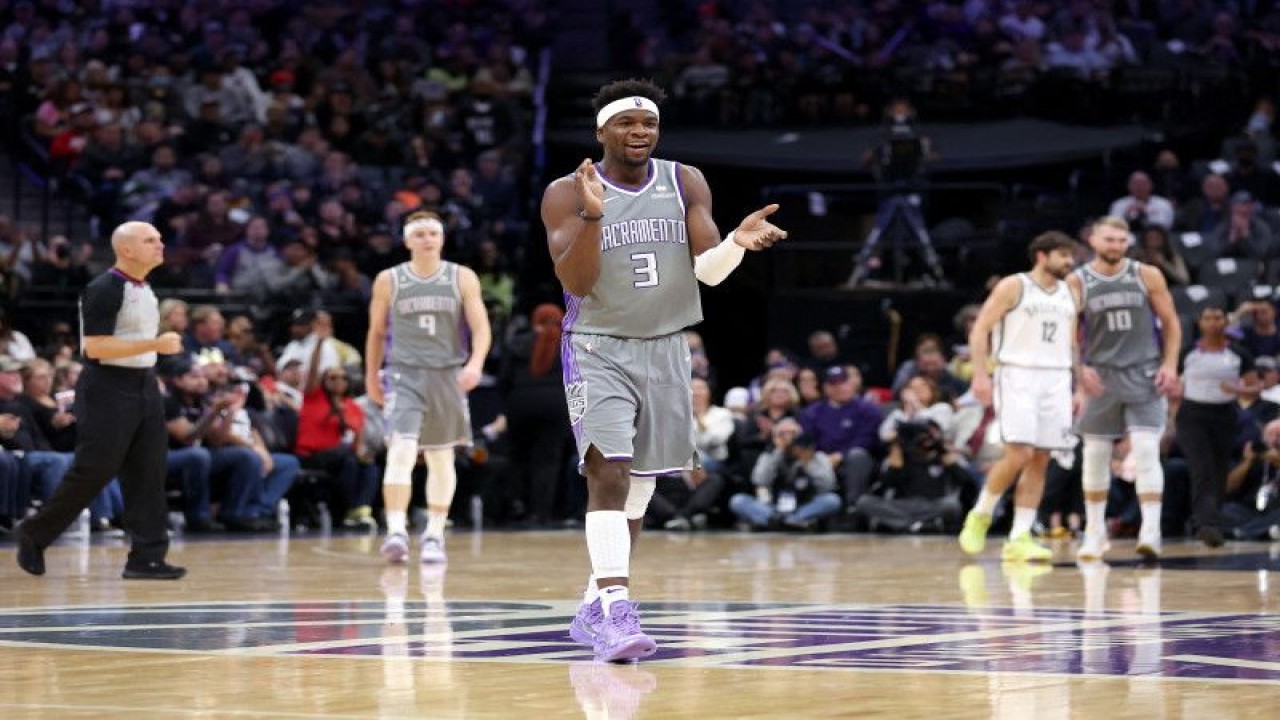 Pebasket Sacramento Kings Terence Davis (tengah) bertepuk tangan saat pertandingan NBA kontra Brooklyn Nets di Golden 1 Center, Sacramento, California, pada 15 November 2022. (Getty Images via AFP/EZRA SHAW)