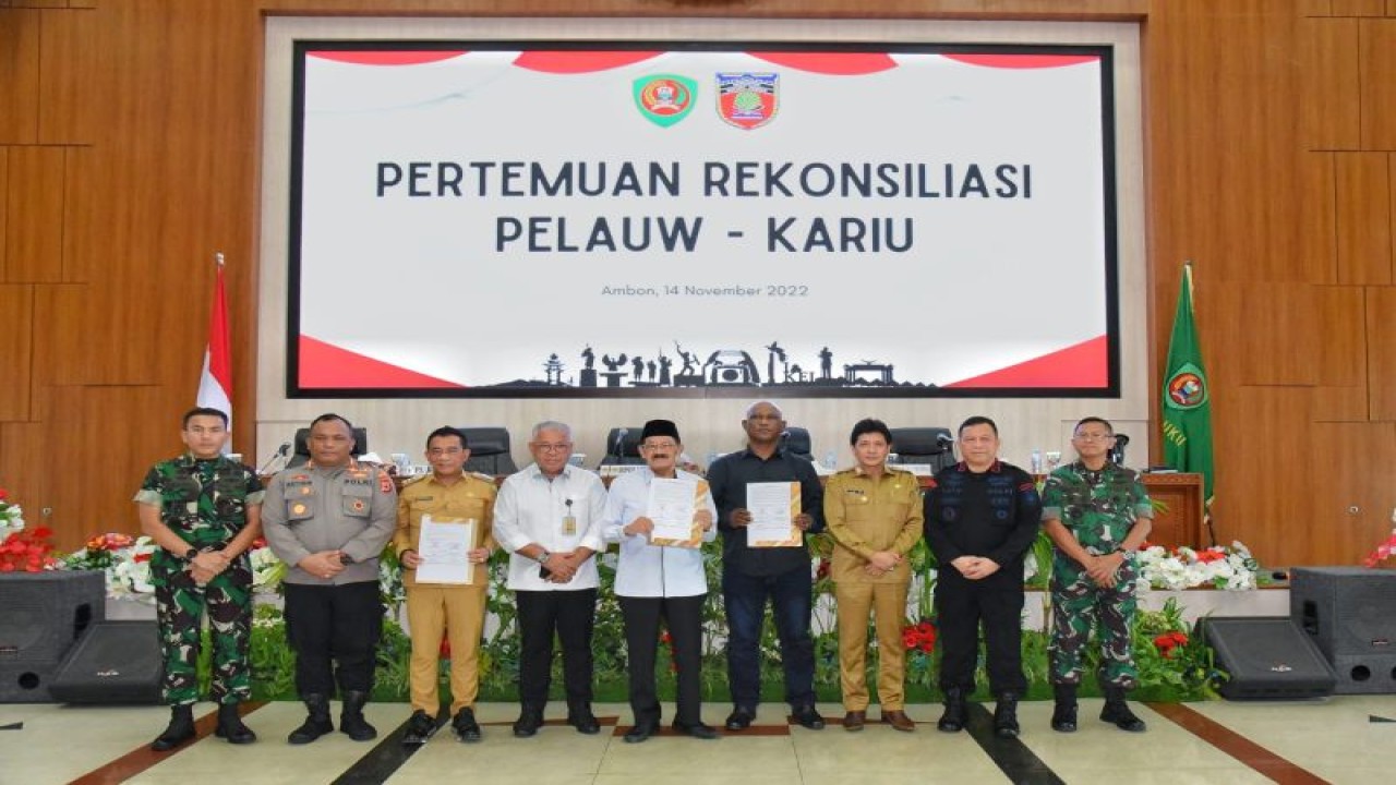 Pertemuan rekonsiliasi pelaw Kariu, Haruku, Maluku Tengah, di Kantor Gubernur Maluku, Senin. (ANTARA/HO-Polda Maluku)