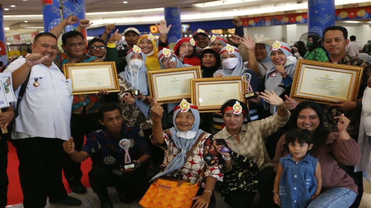 Perwakilan kampung menerima penghargaan Kampung Arek Suroboyo Ramah Perempuan dan Anak Tahun 2022 dari Pemerintah Kota Surabaya, Provinsi Jawa Timur. (ANTARA/HO-Diskominfo Surabaya)
