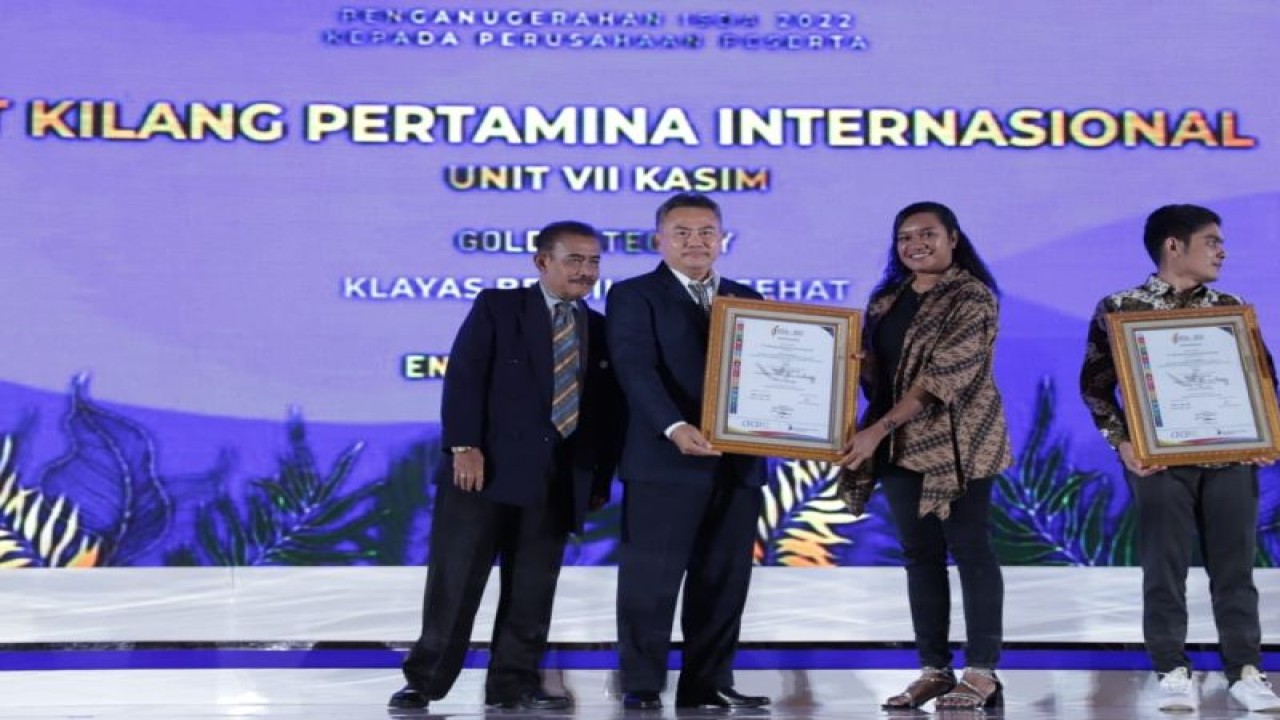 Perwakilan PT Kilang Pertamina Internasional Refinery Unit VII Kasim Sorong saat menerima penghargaan ISDA 2022 di Jakarta (Antara/ HO- Pertamina RU VII Kasim)