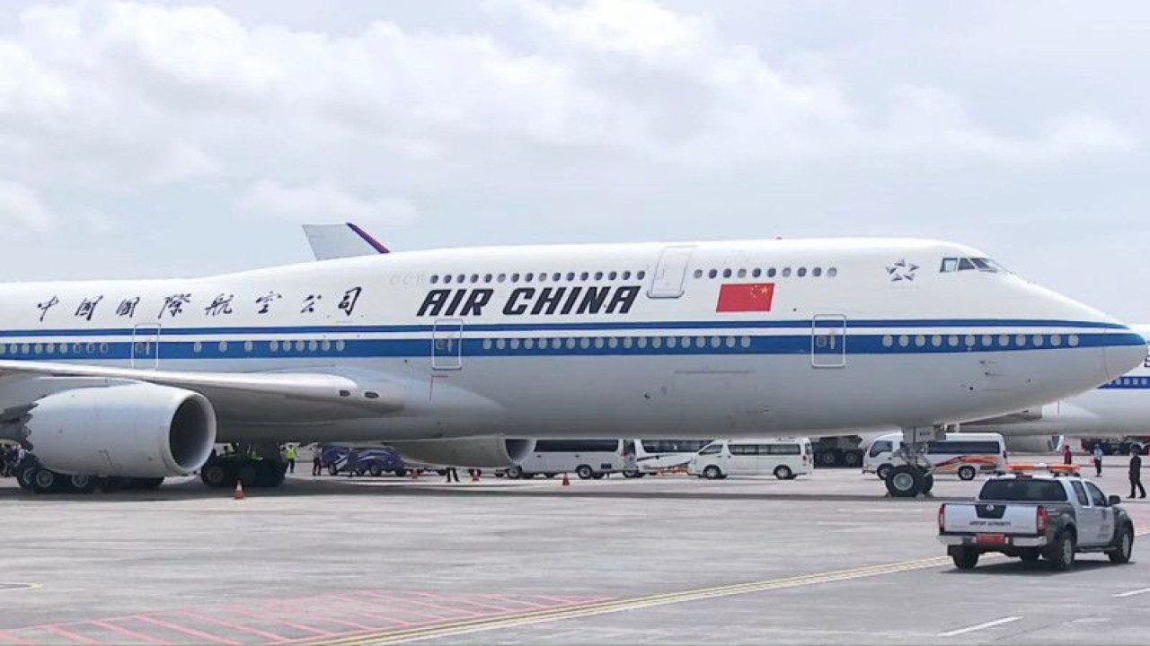 Tangkapan layar kedatangan pesawat Air China di Bandara Internasional I Gusti Ngurah Rai Bali pada Senin (14/11/2022). (ANTARA/Bayu P)