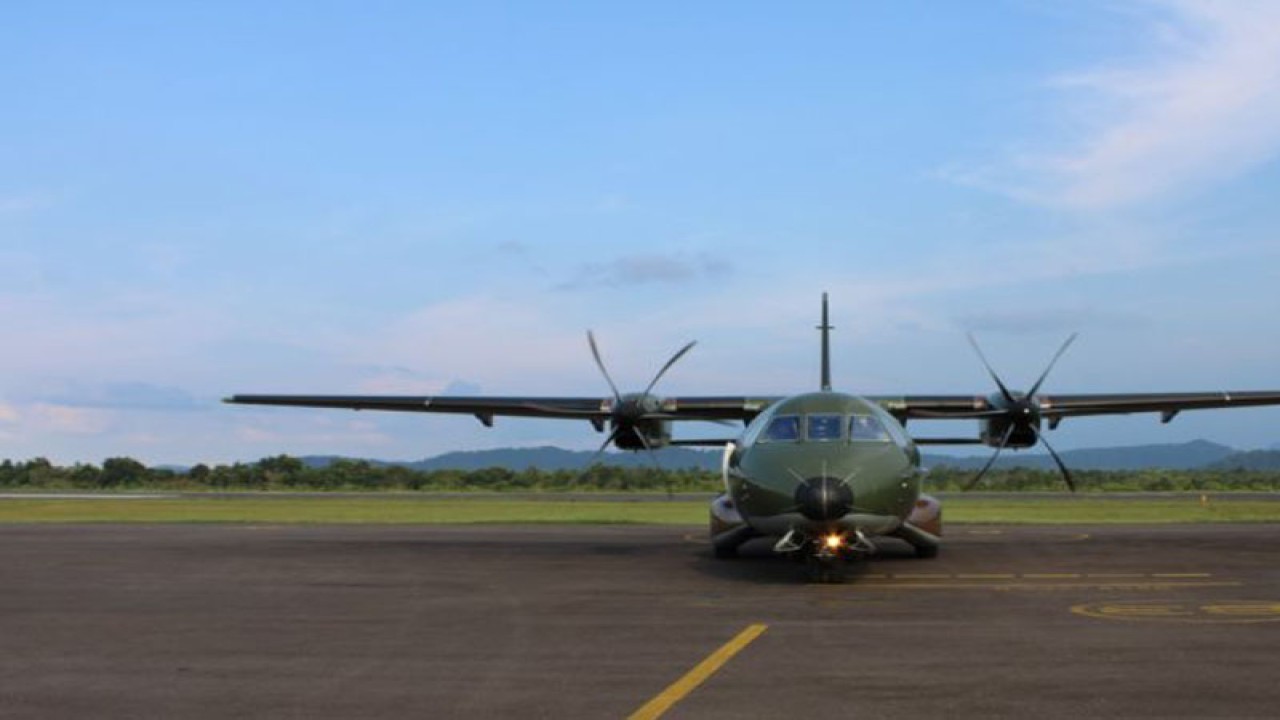 Pesawat CN-295 TNI Angkatan Udara di Bandara Internasional HAS Hanandjoeddin, Belitung. Pesawat ini dikerahkan dalam misi pencarian jatuhnya pesawat Helikopter NBO-105 Polri yang hilang kontak di perairan Manggar, Belitung Timur. ANTARA/Kasmono