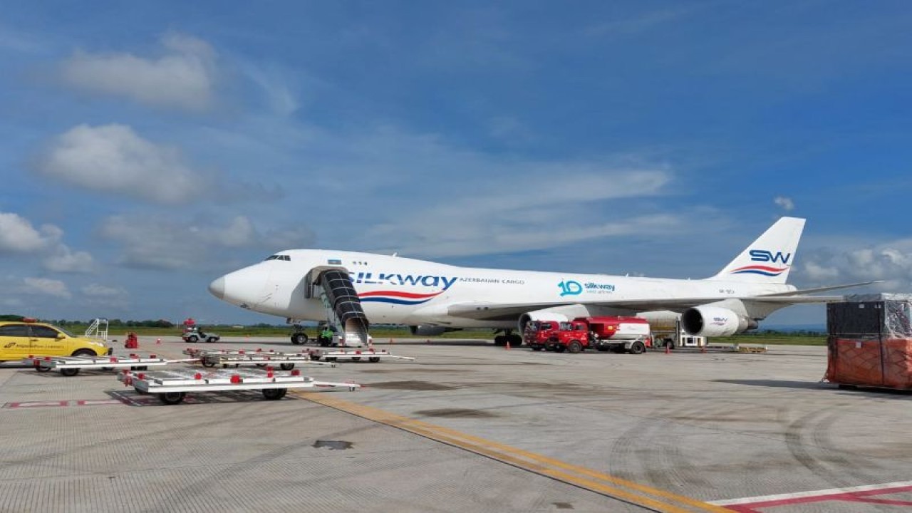 Pesawat kargo logistik WSBK saat di Bandara Internasional Lombok, Nusa Tenggara Barat, Selasa (15/11/2022) (ANTARA/Humas Bandara Lombok)