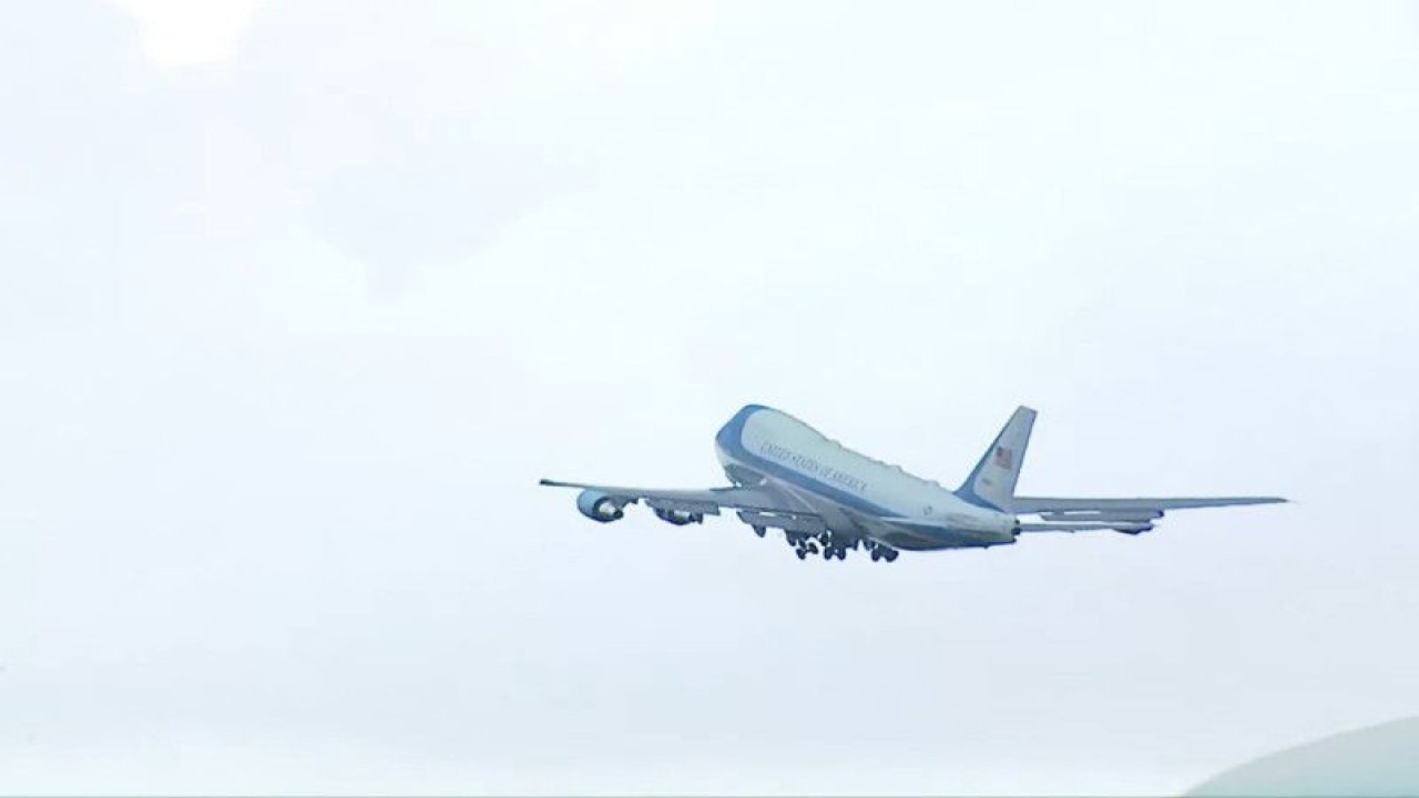 Tangkapan layar pesawat kepresidenan AS Air Force 1 lepas landas dari Bandara Internasional I Gusti Ngurah Rai pada Rabu sekitar pukul 14.25 WITA. (Antara/Bayu P)