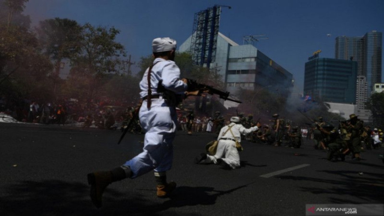 Foto Arsip - Peserta parade menampilkan aksi teatrikal pertempuran pejuang Indonesia melawan pasukan Inggris saat Parade Surabaya Juang di depan Gedung Negara Grahadi, Surabaya, Jawa Timur, Sabtu (9/11/2019). Parade tersebut digelar dalam rangka menyambut Hari Pahlawan. (Antara Jatim/Zabur Karuru)