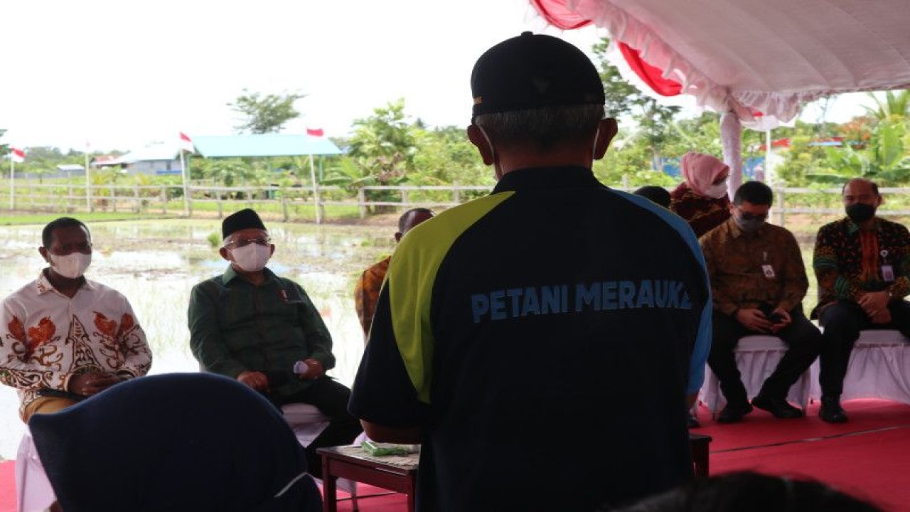 Petani menyampaikan sejumlah keluhan kepada Wakil Presiden Ma'ruf Amin di kampung Semangga Jaya, Distrik Semangga, Merauke, Papua Selatan pada Rabu (30/11/2022). ANTARA/Desca Lidya Natalia