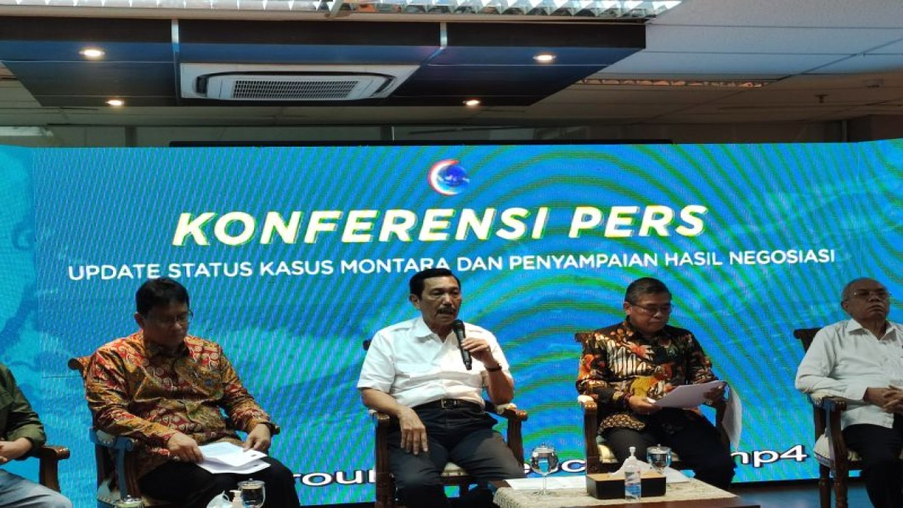 Menko Kemaritiman dan Investasi Luhut Binsar Pandjaitan (tengah), Wakil Menteri Lingkungan Hidup dan Kehutanan (KLHK) Alue Dohong (kedua kanan), dan Ketua Satgas Penanganan Kasus Tumpahan Minyak Montara Purbaya Yudhi Sadewa (kiri) dalam konferensi pers "Update Status Kasus Montara dan Penyampaian Hasil Negosiasi" di Jakarta, Kamis (24/11/2022). ANTARA/Ade Irma Junida