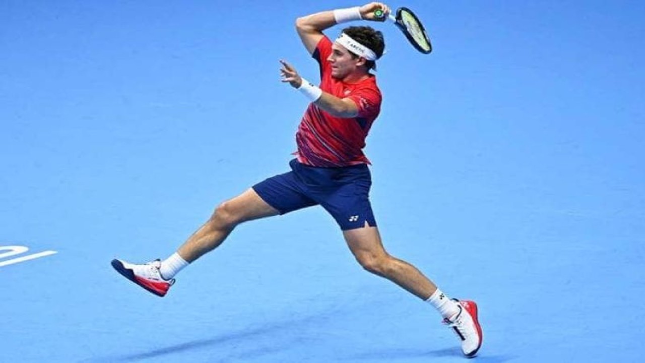 Petenis Norwegia Casper Ruud beraksi melawan Andrey Rublev pada semifinal ATP Finals di Turin, Italia, Sabtu (19/11/2022). (ANTARA/ATP Tour/Corinne Dubreuil)