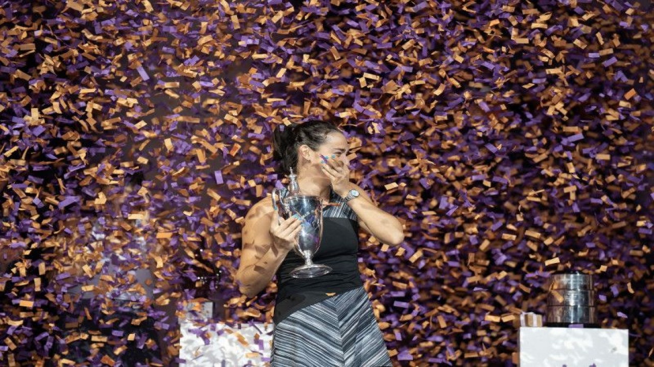 Petenis Prancis Caroline Garcia keluar sebagai juara WTA Finals 2022 usai mengalahkan Aryna Sabalenka pada babak final di Fort Worth, Texas, Amerika Serikat, Senin (7/11/2022). (ANTARA/REUTERS)