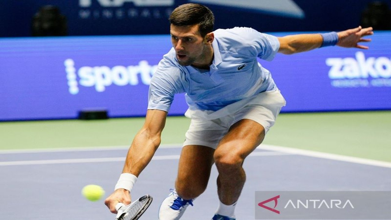 Arsip - Petenis Serbia Novak Djokovic berusaha mengembalikan bola dalam laga semifinal Tur ATP 500 Astana Open melawan petenis Rusia Daniil Medvedev di Nur-Sultan, Kazakhstan, Sabtu (8/10/2022). (ANTARA/AFP)