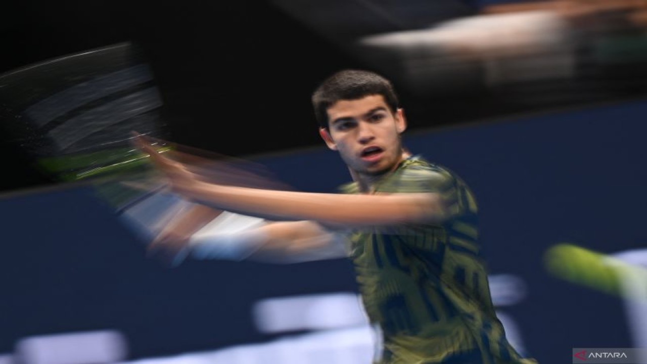 Foto arsip - Petenis Spanyol Carlos Alcaraz mengembalikan bola dari petenis Inggris Jack Draper dalam turnamen Swiss Indoor ATP di Basel 24 Oktober 2022. (ANTARA/AFP/FABRICE COFFRINI)