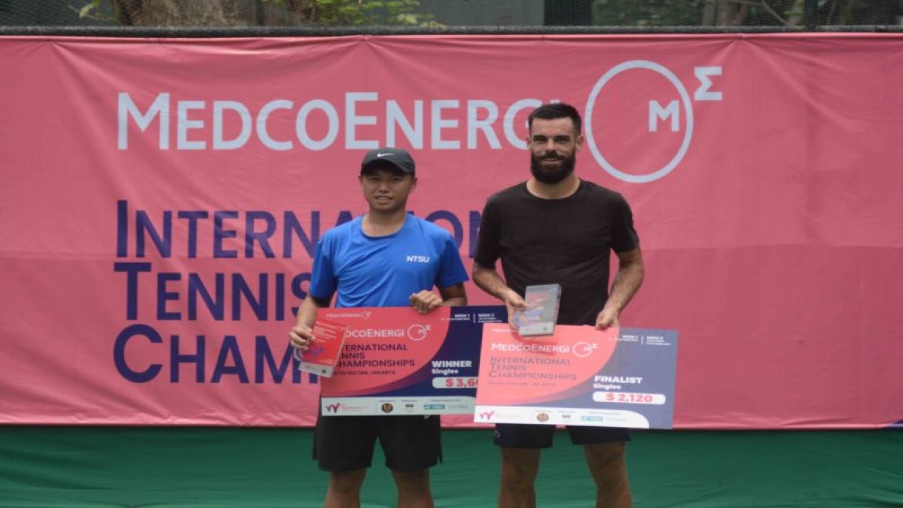 Petenis Taiwan Huang Tsung-Hao (kiri) juara pekan kedua ITF M25 MedcoEnergi International Tennis Championships 2022 berfoto bersama runner up petenis Prancis Arthur Weber (kanan) usai menerima hadiah di lapangan The Sultan Hotel & Residence Jakarta, Minggu (6/11/2022). (ANTARA/HO-Tenis Indonesia/Dwi Ari Setyadi)