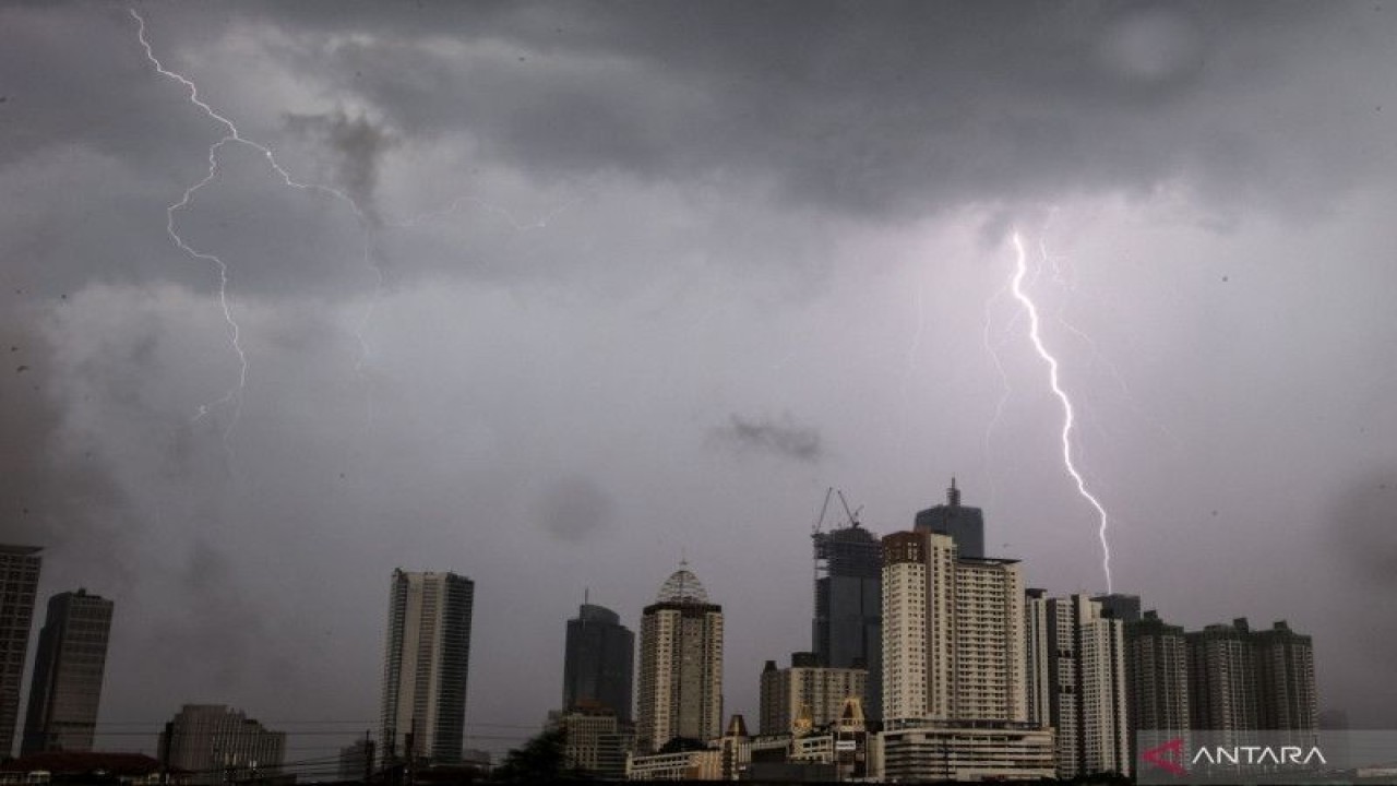 Petir menyambar di langit Jakarta yang sedang diliputi awan gelap penanda hujan pada Jumat (20/5/2022). ANTARA FOTO/Fauzan/aww